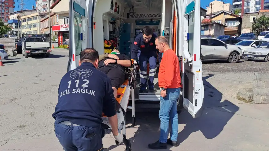 Manevra yapan motosiklet sürücüsü refüje çarparak yaralandı...