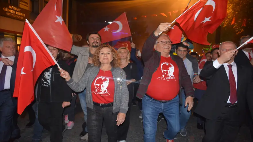Posbıyık: "Cumhuriyet için eşimle birlikte yürüyeceğiz"