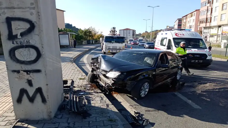 Üst geçit direğine çarparak durabildi...