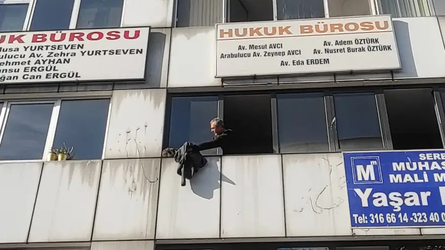 Kedi uzun uğraşlar sonrasında kurtarıldı.