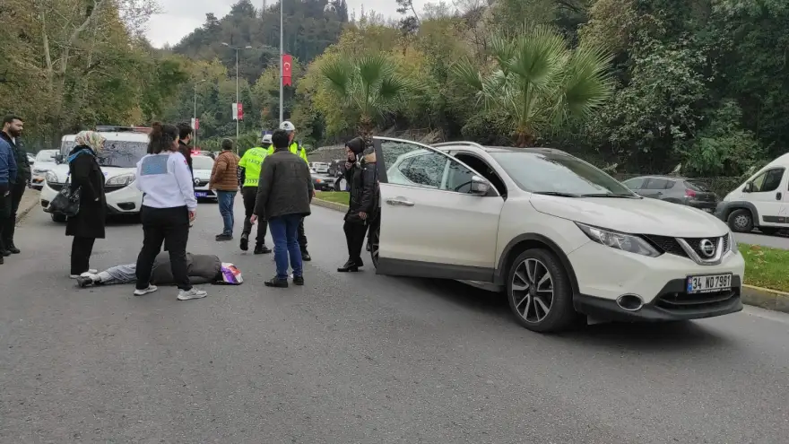 Yolun karşısına geçmek isteyen yayaya  otomobil çarptı 