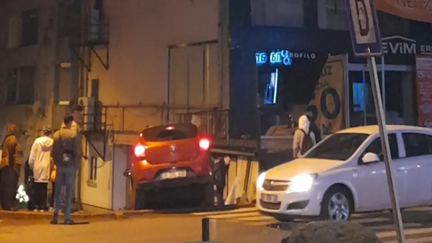 Merdivenleri yol zannetti, askıda kaldı 