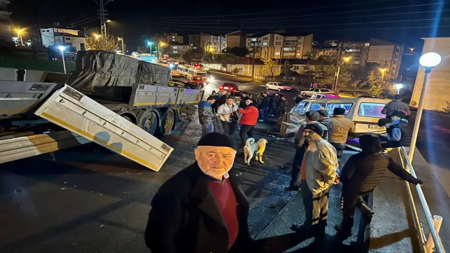 Tır dorsesinden sac düştü, 1 Kişi yaralandı...