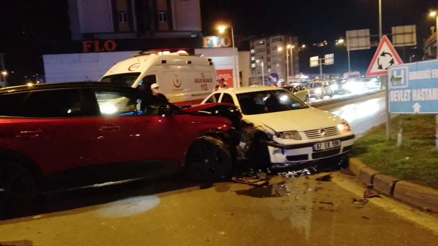 İki otomobil çarpıştı: 1 Yaralı