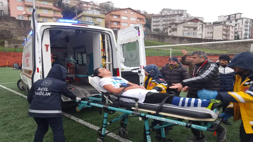 Rakibi ile çarpıştı, dili boğazına kaçtı..