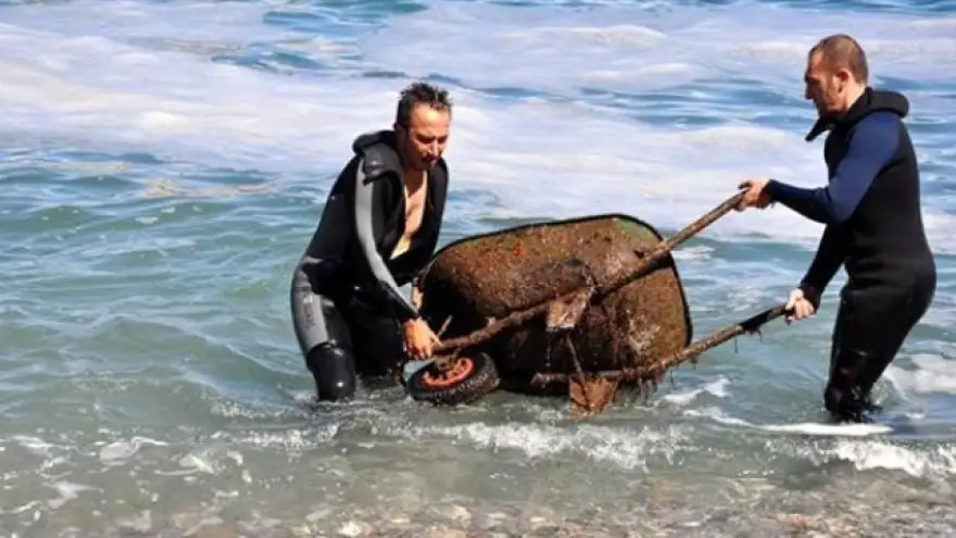 DENİZDEN EL ARABASI ÇIKTI