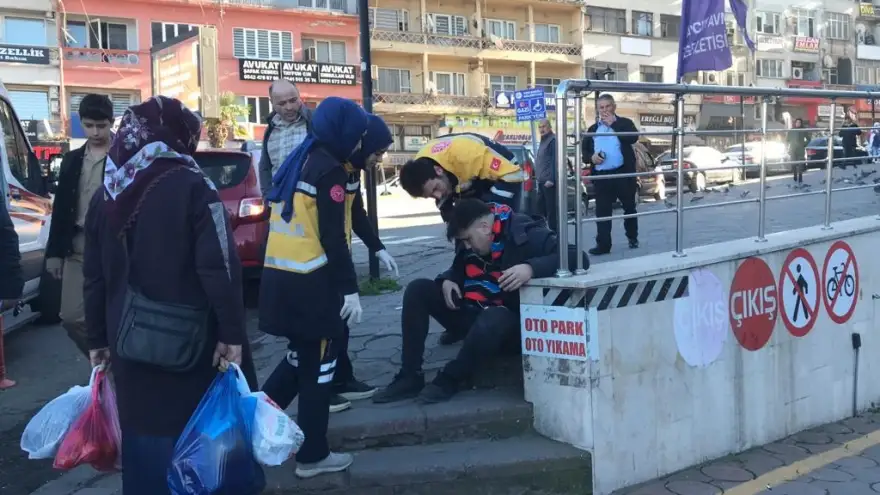 Ticari taksiden indi yere yığıldı..