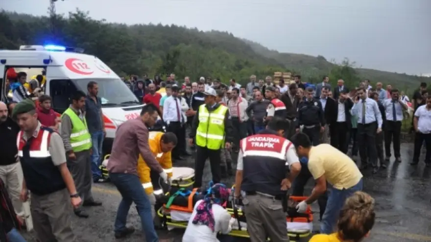 EREĞLİ'DE FECİ KAZA KAZA: 5'İ AĞIR 25 YARALI