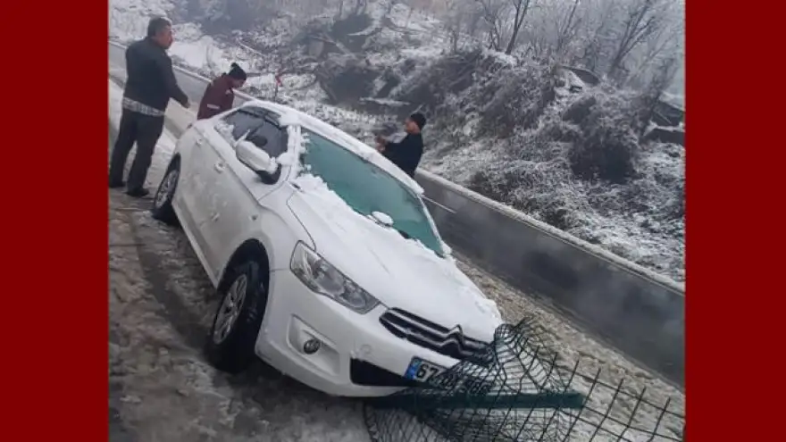 Ereğli'de yağan kar sonrasında kazalar art arda geldi.