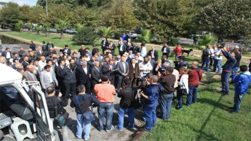 ÖZCAN:"ERDEMİR 8 YILDA İLÇEYİ BİTİRDİ"