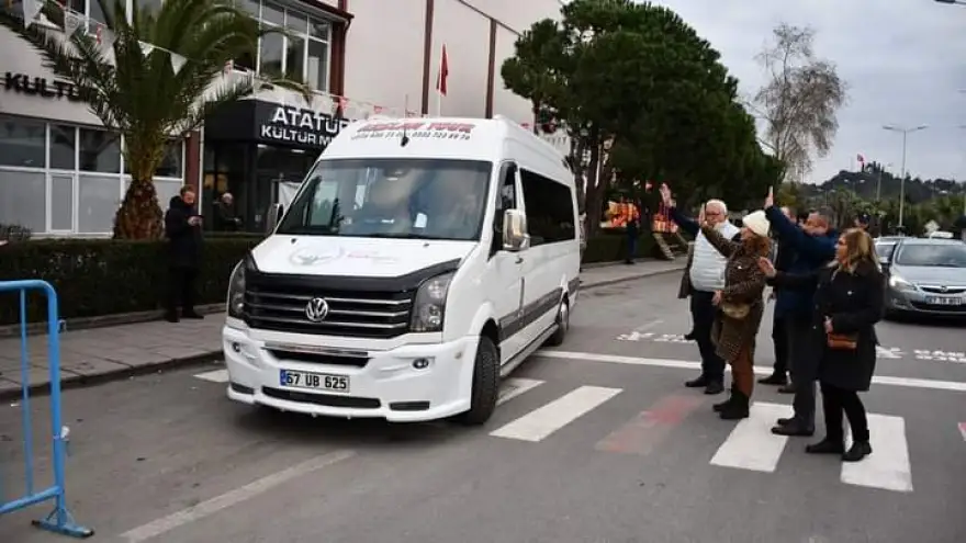 Kadın gücü gençlerle birlikte Hatay'a yardım aracı yolladı..