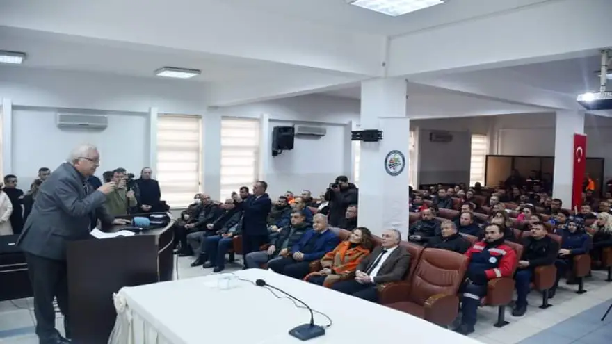 Ereğli Belediyesi işcisinden depremzedelere 100 Bin TL nakit yardım..