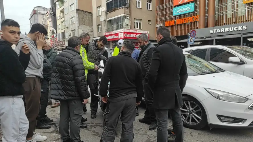 İki otomobilin arasından geçmeye çalışan motosiklet sürücüsü kaza yaptı