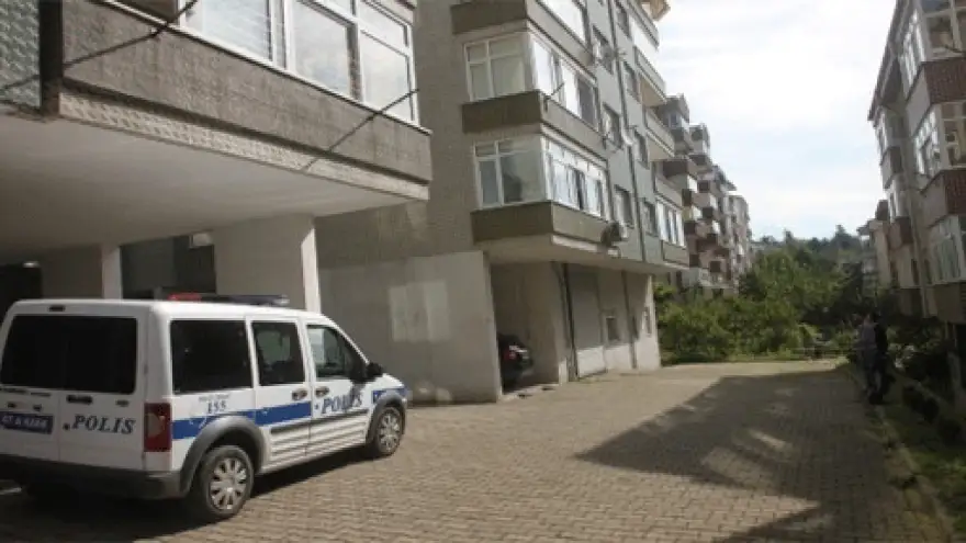 CAM SİLERKEN BETON ZEMİNE ÇAKILDI