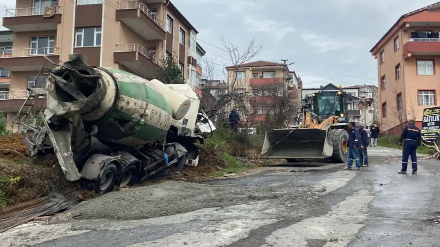 Beton mikseri devrildi: 1 Yaralı
