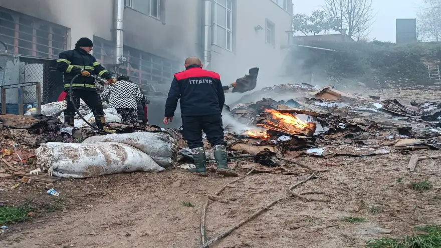 Eldiven fabrikasında çıkan yangın büyümeden söndürüldü