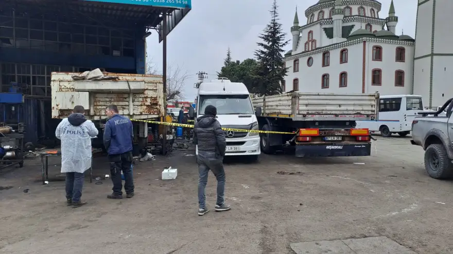 15 Yaşında ki çocuk Minibüs ile tır dorsesinin arasında sıkıştı