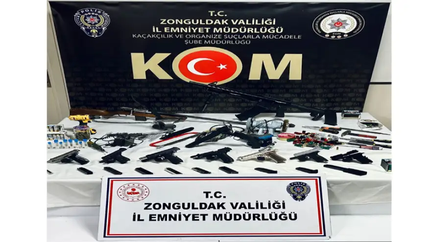 KOM, çok sayıda silah, uyuşturucu madde ve mermi ele geçirdi..