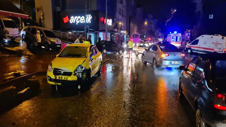 İki Otomobil Çarpıştı: 3 Yaralı