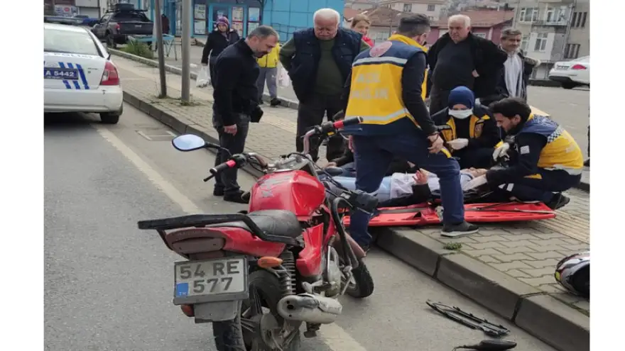 Motosiklet sürücüsü otomobile çarptı: 2 Yaralı 