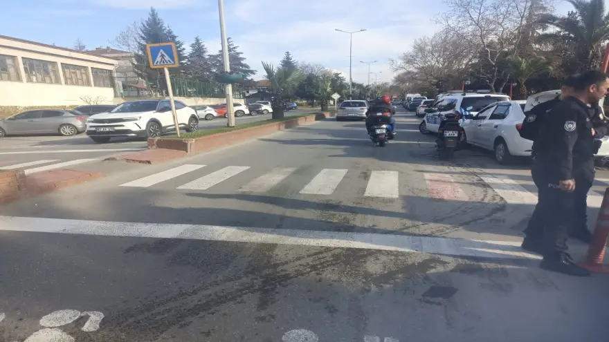 Motosiklet karşıdan karşıya geçen yayaya çarptı...