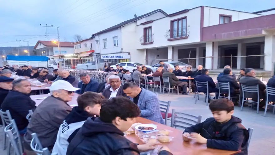 Köy Halkı Meydanda Iftar Açtı...