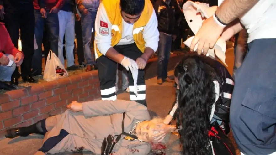 YAŞLI KADIN DENGESİNİ KAYBEDEREK ASFALTA ÇAKILDI