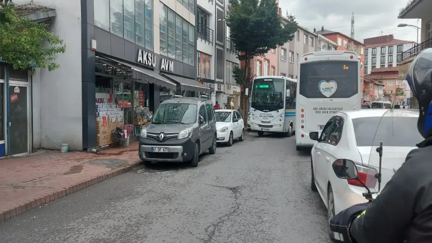 Sorumsuz iki sürücünün hatalı park yapması adeta trafiği kilitledi.