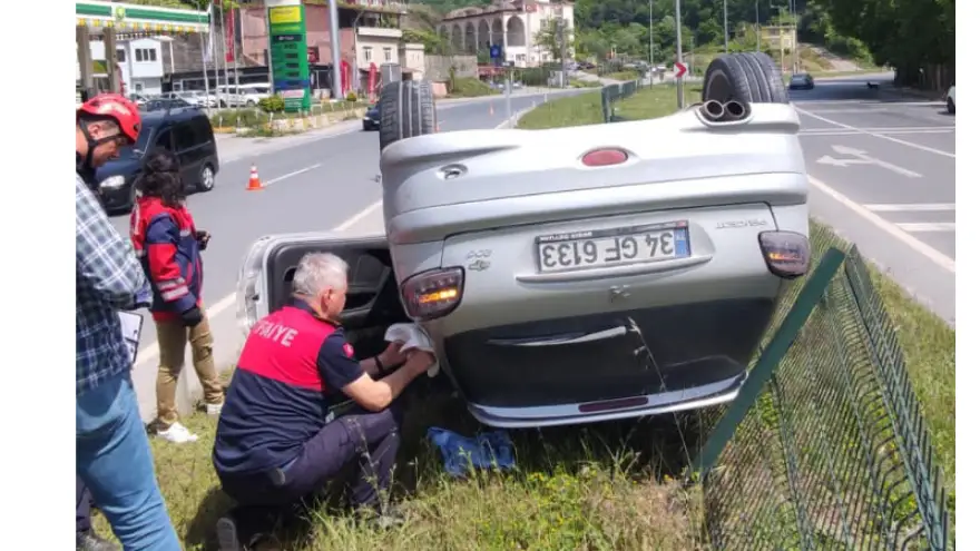 Takla atan otomobilden, yara almadan kurtuldular...