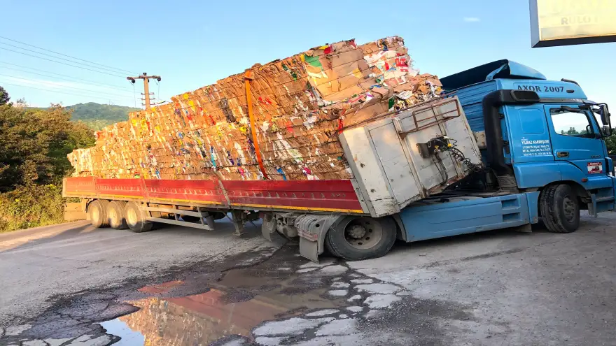 Makasladı, yol trafiğe kapandı...