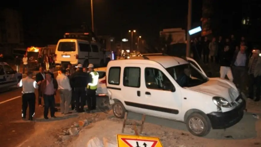 KAPALI KAVŞAĞI FARK EDEMEDİ:5 YARALI