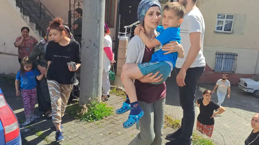 Yola aniden fırlayan küçük çocuğa taksi çarptı...

