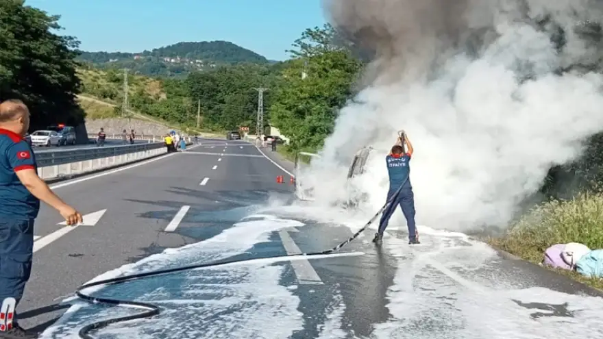 Yanan otomobil kullanılmaz hale geldi...
