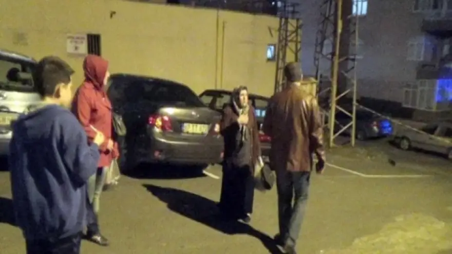 TEYZEDEN ŞÜPHELİ ÇANTAYA TEKME