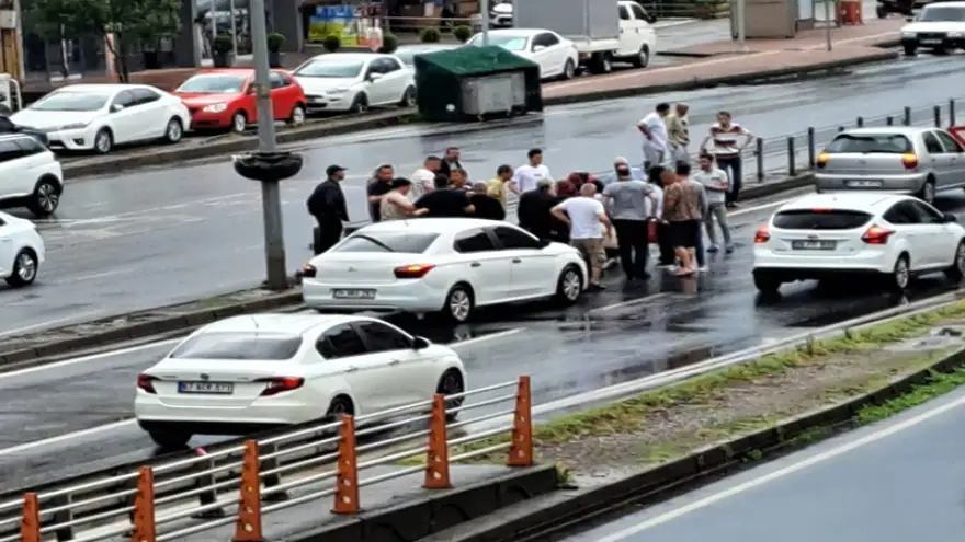 Otomobil yolun karşısına geçmek isteyen yayaya çarptı: 1 yaralı