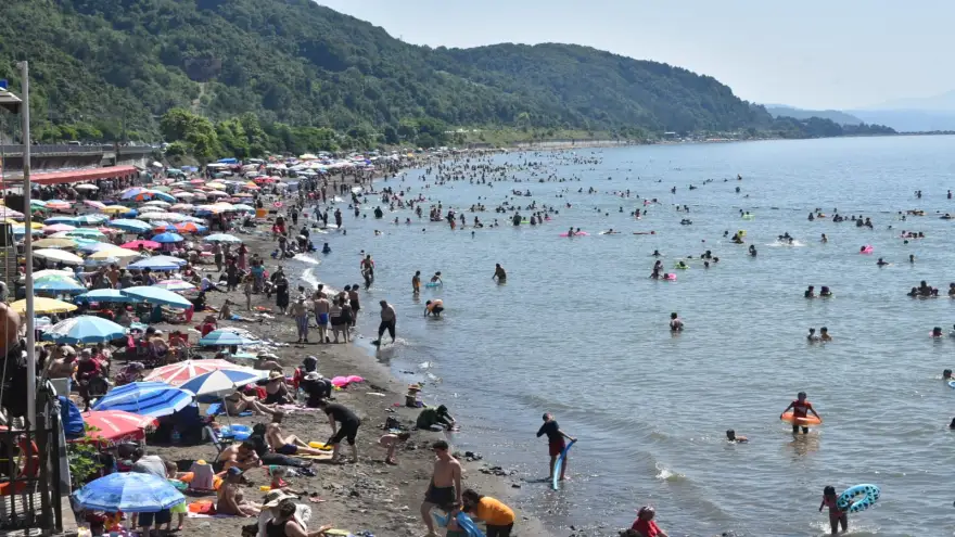 Mavi bayraklı Ereğli belediye plajları bayram tatilinde yoğun ilgi gördü
