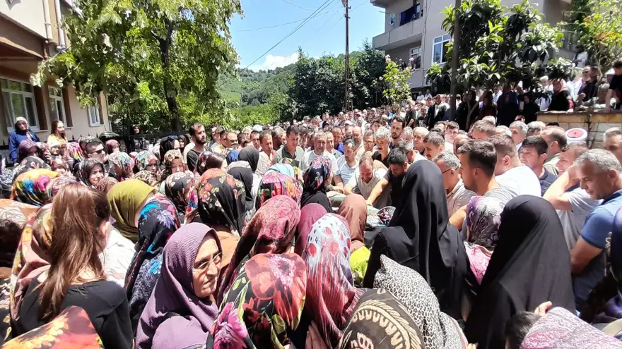 Denizde boğulan Özmen, son yolculuğuna uğurlandı