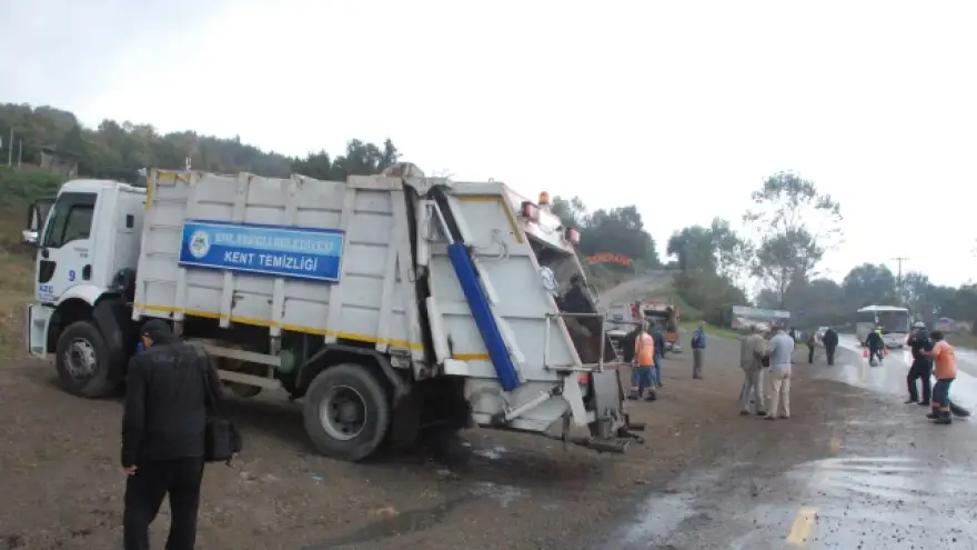 BELEDİYE'NİN ÇÖP KAMYONU TAKLA ATTI:3 YARALI