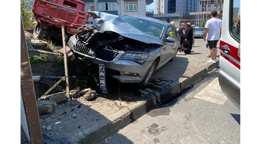 Yoldan çıktı, merdivenlere çarparak durabildi...