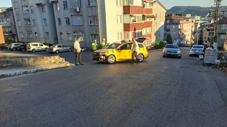 Ticari taksi duvara çarptı: 3 yaralı