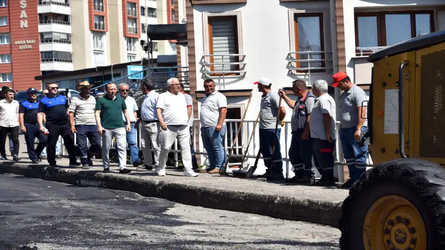 40 Derece sıcakta, 140 derece sıcak asfaltı yollara serdiler