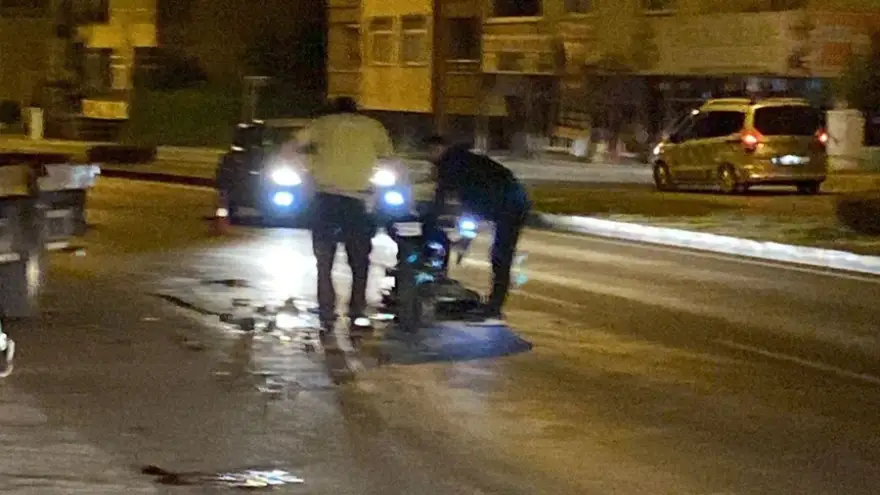 Ticari taksi motosiklet ile çarpıştı 