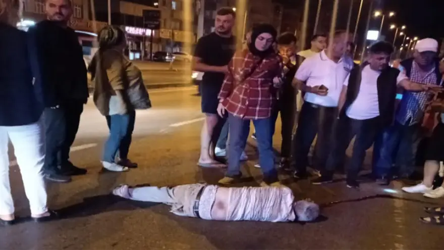 Motosiklet yayaya çarptı: 1 ölü 2 yaralı