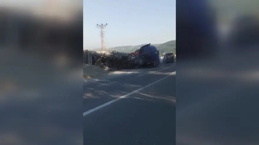 Tır dorsesi yükün kayması sonucu devrildi...