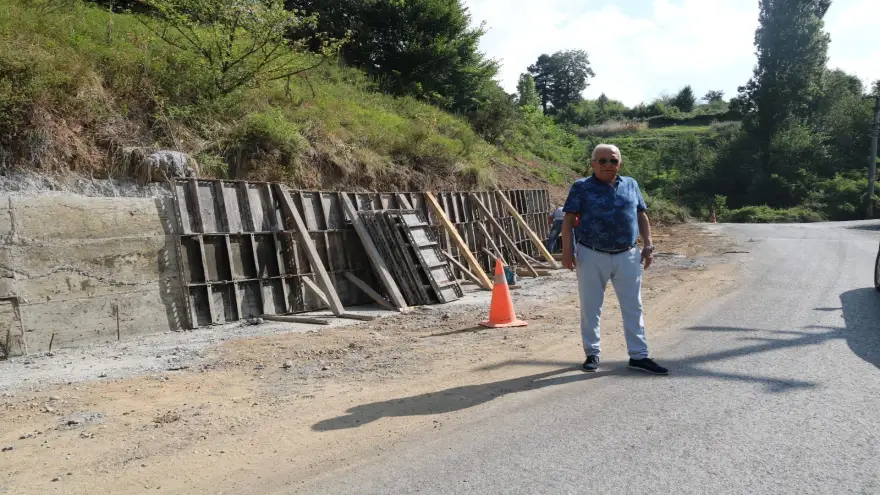 Sarıkorkmaz’da yol genişletme ve taş duvar çalışması..