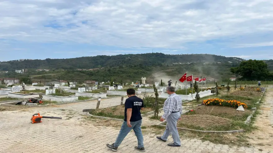 Mezarlıklarda bakım ve temizlik çalışmaları sürüyor