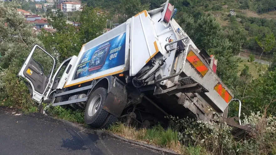 Yoldan çıkan çöp kamyonu şarampole devrildi...