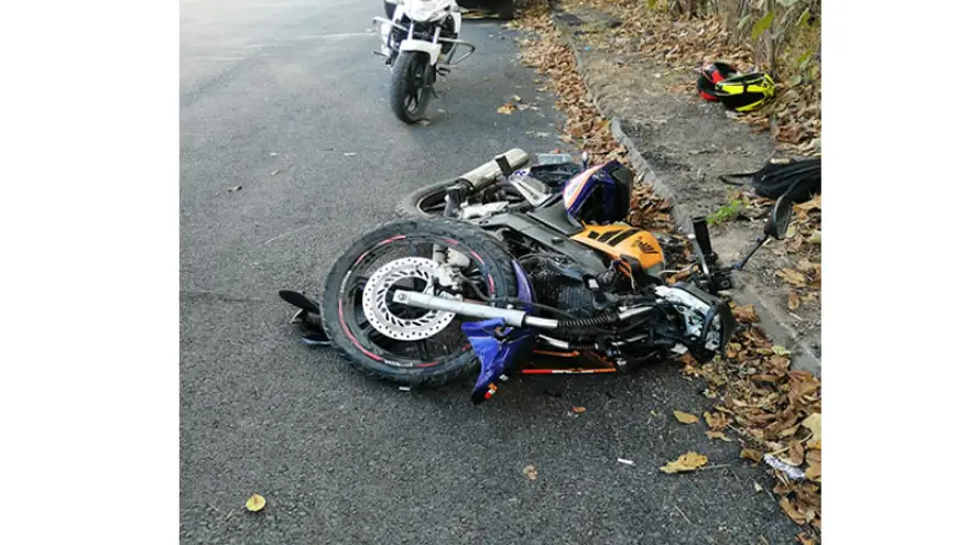 Motosiklet ile otomobil çarpıştı: 1 Yaralı 