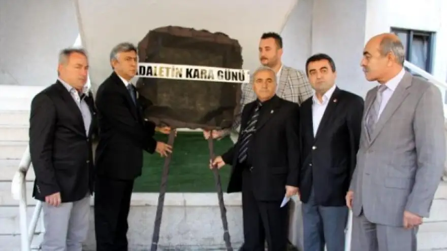 ADLİYE'YE SİYAH ÇELENK