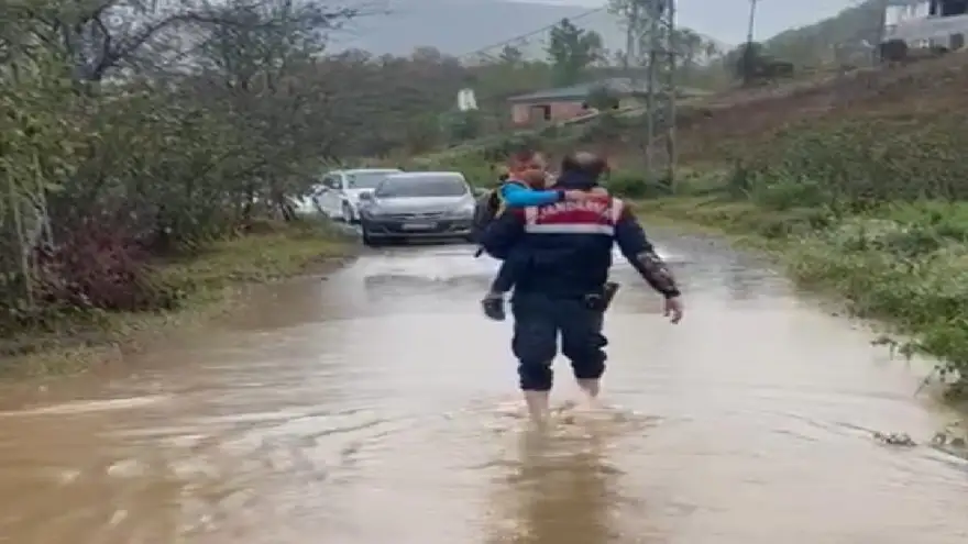 Kızılca’da öğrenci servisi mahsur kaldı